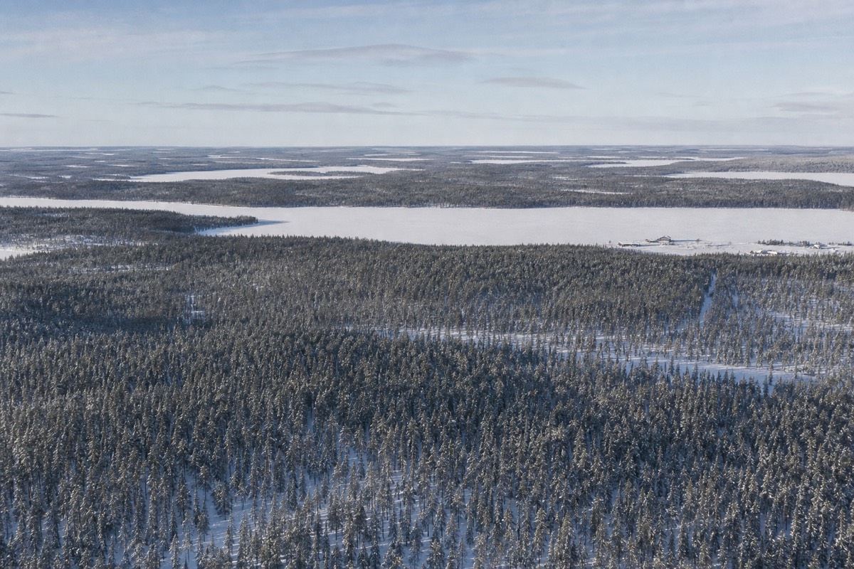 Map-style view of Finnish Lapland's forests and lakes with Rovaniemi marked near the Arctic Circle